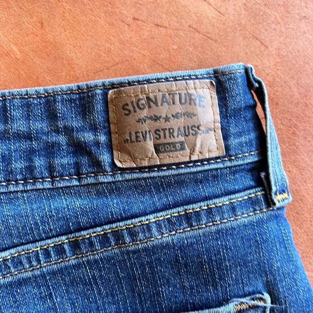 Mid rise ladies jeans in new condition. You’ll love these jeans! - Picture 5 of 6